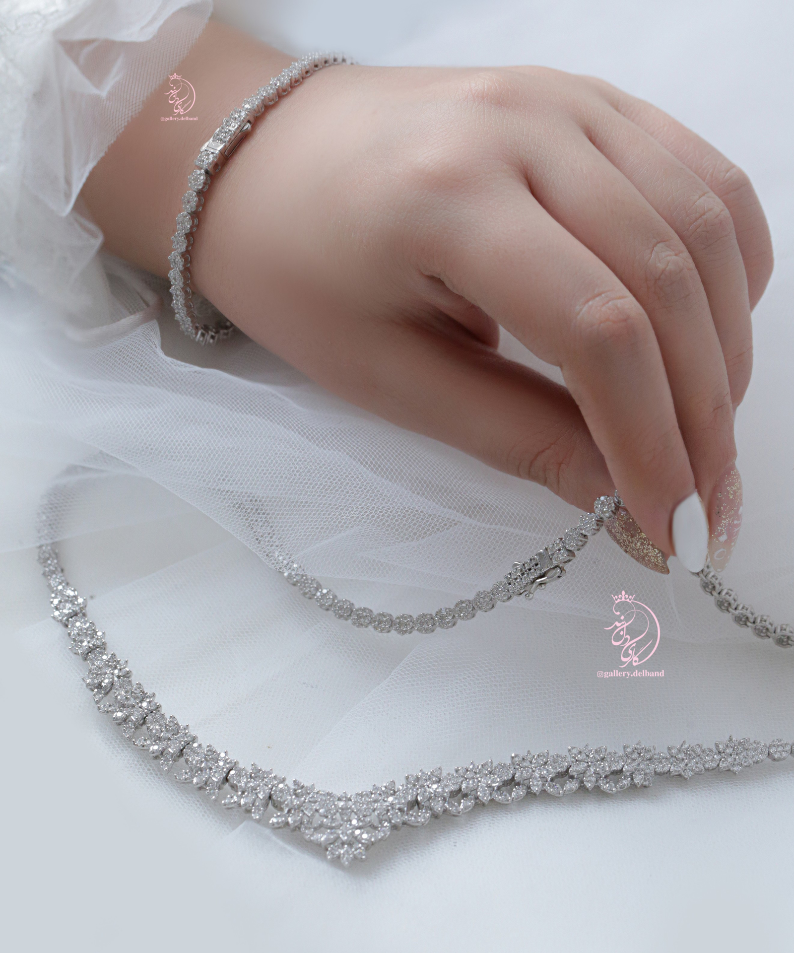 💎سرویس(گردنبند ، گوشواره و دستبند ) جواهری شیک و زیبا نقره عیار ۹۲۵ با نگینهای درخشان با روکش طلا سفید با قفل جواهری