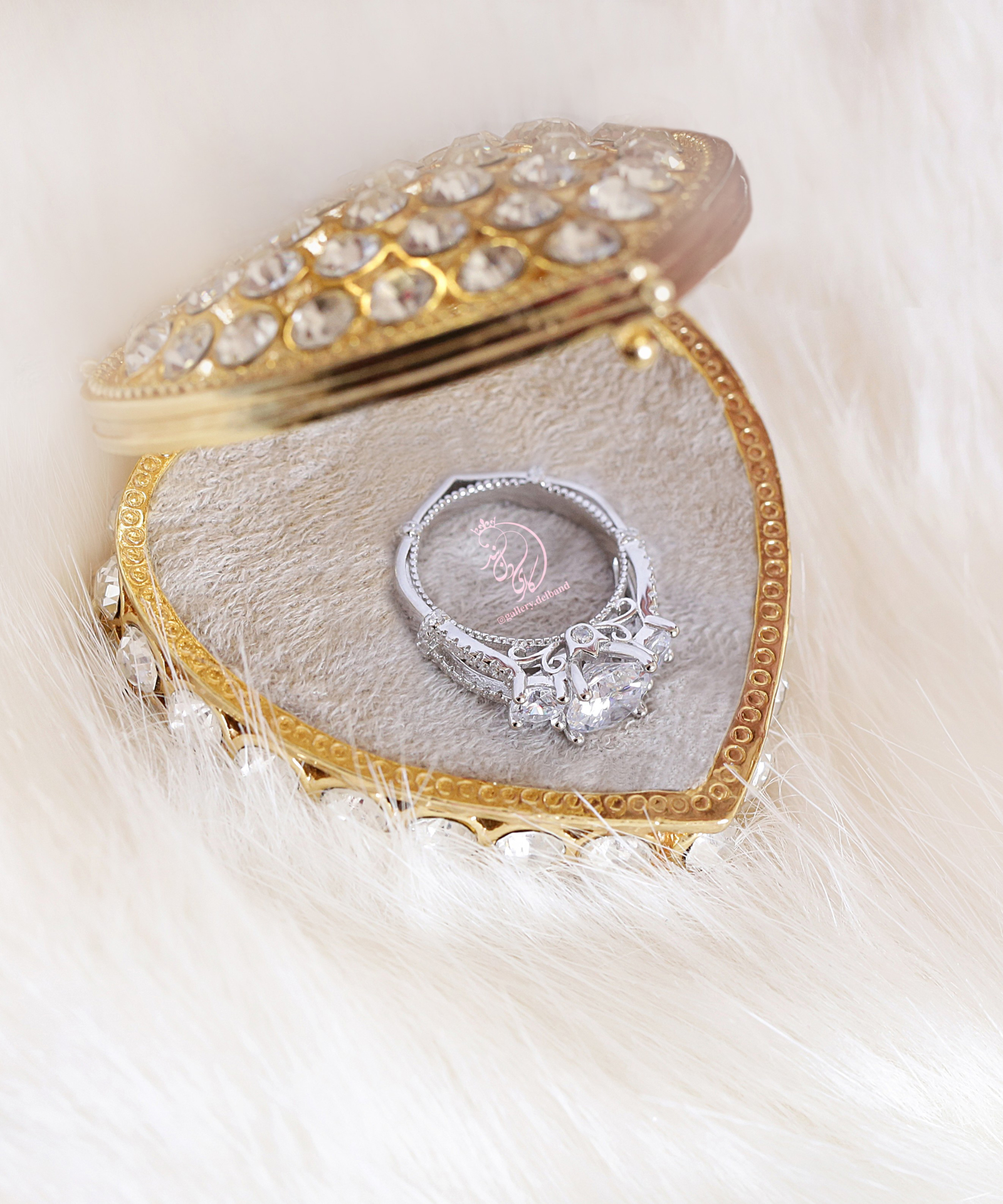 ‌‌ ‌💎انگشتر جواهری با نگینهای زیرکونیا اتریشی نقره عیار ۹۲۵ با روکش طلا سفید ‌‌‌‌‌‌‌‌‌‌و طراحی جواهر منحصر به فرد و سفارشی در نقره ‌‌‌‌‌‌